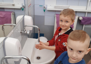 Chłopcy myją ręce